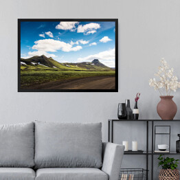 Obraz w ramie Lato - krajobraz z zieloną górą, chmurami i niebieskim niebem, Islandia