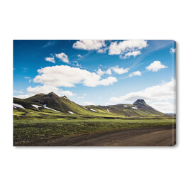 Obraz na płótnie Lato - krajobraz z zieloną górą, chmurami i niebieskim niebem, Islandia