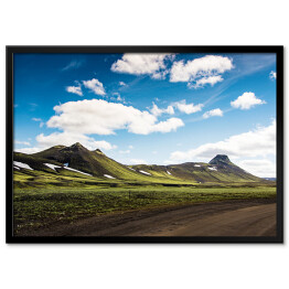 Plakat w ramie Lato - krajobraz z zieloną górą, chmurami i niebieskim niebem, Islandia