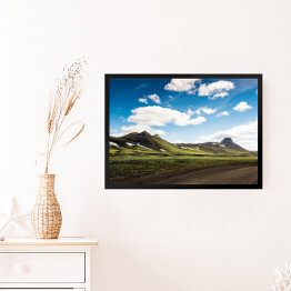 Obraz w ramie Lato - krajobraz z zieloną górą, chmurami i niebieskim niebem, Islandia