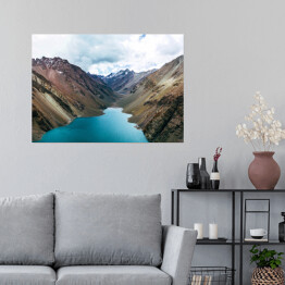 Plakat Jezioro Inków przy stromych zboczach łańcuchów górskich