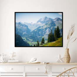 Plakat w ramie Góry Szwajcarii z wioską w dolinie