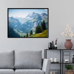 Plakat w ramie Góry Szwajcarii z wioską w dolinie