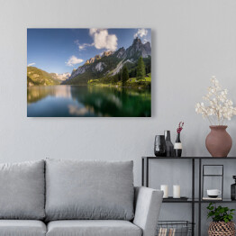 Piękne jezioro o gładkiej tafli w Alpach