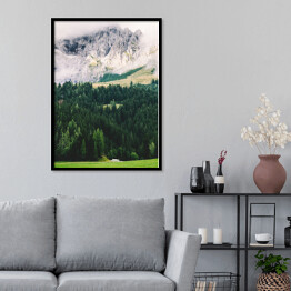 Plakat w ramie Widok na góry z lasem i łąką w dolinie
