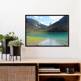 Plakat w ramie Jezioro Joffre z malowniczym lasem w tle