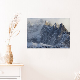 Plakat samoprzylepny Strome góry wśród gęstych chmur