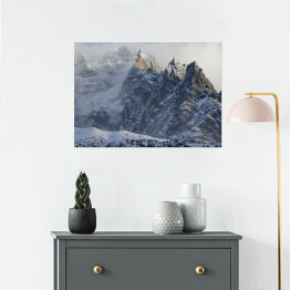Plakat samoprzylepny Strome góry wśród gęstych chmur