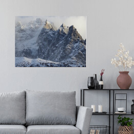 Plakat Strome góry wśród gęstych chmur