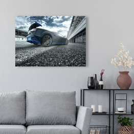 Obraz na płótnie Czarno niebieski sportowy samochód na torze wyścigowym