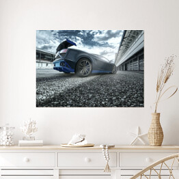 Plakat Czarno niebieski sportowy samochód na torze wyścigowym