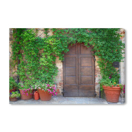 Piękne stare drewniane drzwi dekorowane kwiatami, Włochy