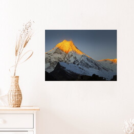 Plakat Wschód słońca nad ośnieżonymi górami