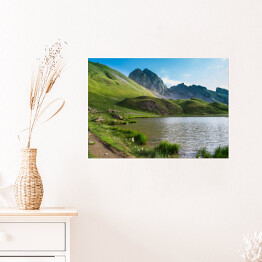 Plakat Spokojne jezioro u podnóża gór wiosną