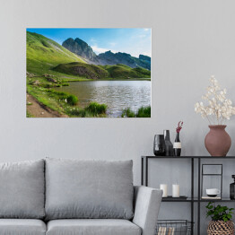 Plakat samoprzylepny Spokojne jezioro u podnóża gór wiosną