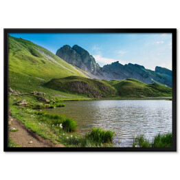 Plakat w ramie Spokojne jezioro u podnóża gór wiosną