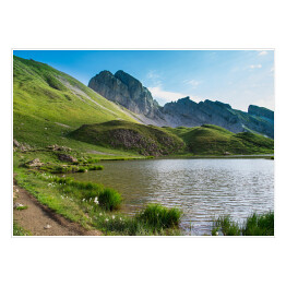 Plakat samoprzylepny Spokojne jezioro u podnóża gór wiosną