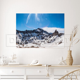 Plakat samoprzylepny Skaliste góry pokryte śniegiem
