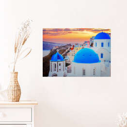 Plakat Tradycyjne greckie miasteczko Oia na wyspie Santorini z niebieskimi kopułami kościołów