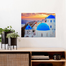 Plakat samoprzylepny Tradycyjne greckie miasteczko Oia na wyspie Santorini z niebieskimi kopułami kościołów