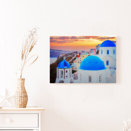 Obraz na płótnie Tradycyjne greckie miasteczko Oia na wyspie Santorini z niebieskimi kopułami kościołów