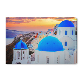 Tradycyjne greckie miasteczko Oia na wyspie Santorini z niebieskimi kopułami kościołów