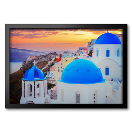 Obraz w ramie Tradycyjne greckie miasteczko Oia na wyspie Santorini z niebieskimi kopułami kościołów