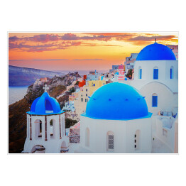 Plakat samoprzylepny Tradycyjne greckie miasteczko Oia na wyspie Santorini z niebieskimi kopułami kościołów