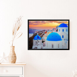 Obraz w ramie Tradycyjne greckie miasteczko Oia na wyspie Santorini z niebieskimi kopułami kościołów