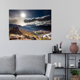 Plakat samoprzylepny Biale światło przebijające się przez chmury nad pasmem górskim