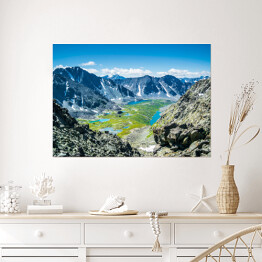 Plakat Pasmo górskie z doliną i rzeka podczas słonecznego dnia, Syberia, Rosja