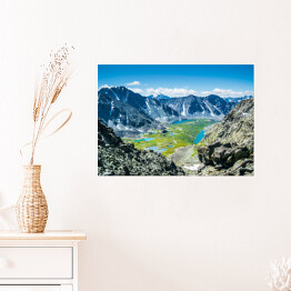 Plakat Pasmo górskie z doliną i rzeka podczas słonecznego dnia, Syberia, Rosja