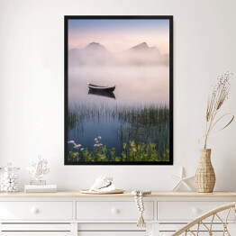 Obraz w ramie Drewniana łódź na zamglonym jeziorze, Norwegia