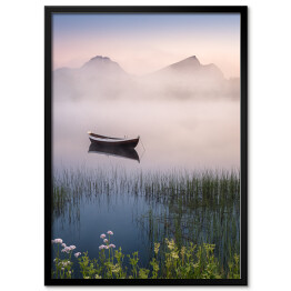 Plakat w ramie Drewniana łódź na zamglonym jeziorze, Norwegia