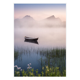 Plakat samoprzylepny Drewniana łódź na zamglonym jeziorze, Norwegia