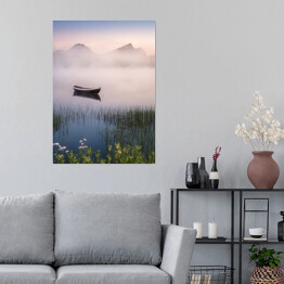 Plakat Drewniana łódź na zamglonym jeziorze, Norwegia