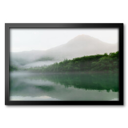 Obraz w ramie Góry i las w mglisty, deszczowy dzień