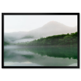 Plakat w ramie Góry i las w mglisty, deszczowy dzień
