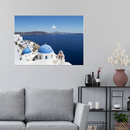 Plakat samoprzylepny Widok na białe domy i niebieskie dachy na Santorini