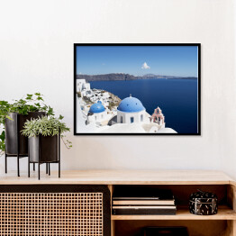 Plakat w ramie Widok na białe domy i niebieskie dachy na Santorini