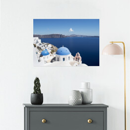 Plakat Widok na białe domy i niebieskie dachy na Santorini