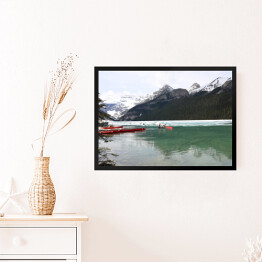 Obraz w ramie Czerwony kajak na górskim jeziorze