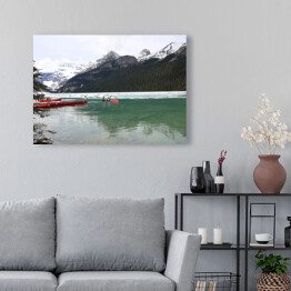 Obraz na płótnie Czerwony kajak na górskim jeziorze