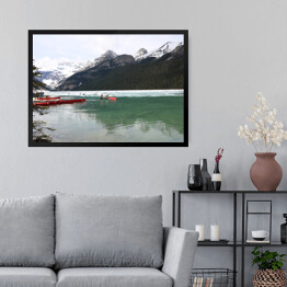 Obraz w ramie Czerwony kajak na górskim jeziorze