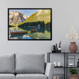 Obraz w ramie Łodzie na jeziorze wśród gór