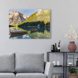 Obraz na płótnie Łodzie na jeziorze wśród gór