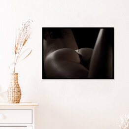 Plakat w ramie Kobieta leżąca w ciemnym pomieszczeniu tyłem do kamery