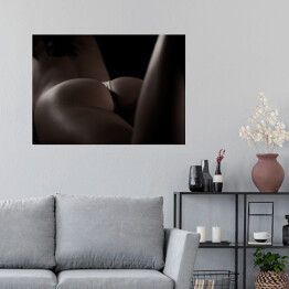 Plakat samoprzylepny Kobieta leżąca w ciemnym pomieszczeniu tyłem do kamery
