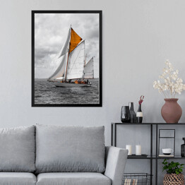 Obraz w ramie Żaglówka na morzu w pochmurny dzień