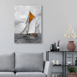 Obraz klasyczny Żaglówka na morzu w pochmurny dzień